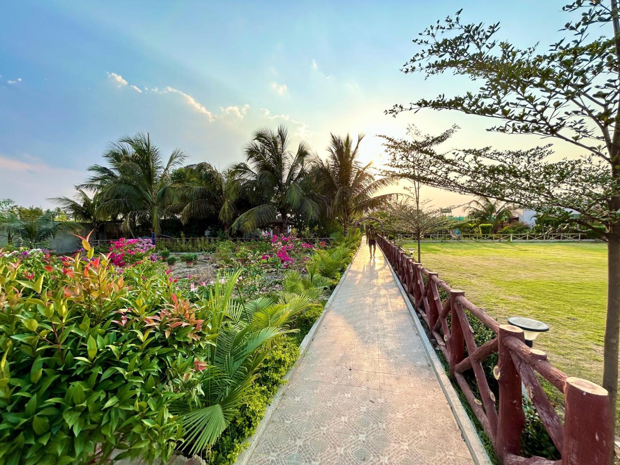כלכותה Palli Bangla Resort, Near Ruby Hospital, Anandapur מראה חיצוני תמונה